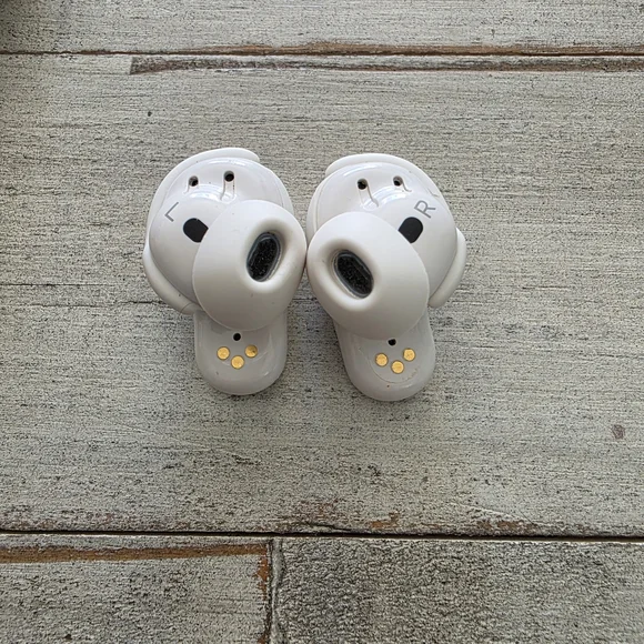 Bose Quiet Comfort Ultra White Smoke Wireless Earbuds - Picture 5 of 9